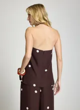 Blusa sin mangas con diseño strapless, color marrón con estampado de lunares blancos.