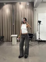 Pantalón de jean gris con efecto lavado, de corte recto y tiro bajo. Presenta costuras verticales decorativas en el frente y bolsillos tipo cargo frontales.