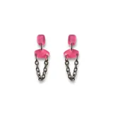 Par de aros colgantes con piezas geométricas rosadas y cadenas plateadas.