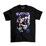 Remera negra de algodón con estampado gráfico estilo vintage que incluye fotografías de una mujer, el texto 'CLIPPER' en letras estilo graffiti y detalles en tonos violeta.
