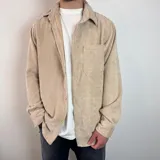 Sobrecamisa color beige de pana con cuello clásico, cierre con botones y bolsillo de parche en el pecho. Corte recto y mangas largas con puños abotonados.