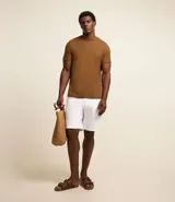 Remera de hombre color beige, de corte regular, cuello redondo y manga corta.