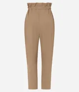 Pantalón carrot color tostado de viscosa, con cintura elástica fruncida, cierre frontal con cremallera y bolsillos laterales.