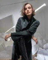 Tapado de lana merino afieltrada color gris con diseño desestructurado, bolsillos laterales y teñido con efecto ventana.