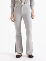Pantalón Cuore de gabardina en tono gris cemento, con silueta ajustada en la cintura y pierna semi oxford con tajos laterales en el ruedo. Incluye botón metálico dorado con forma de corazón en el frente y pasadores.