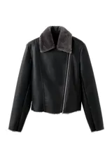Chaqueta estilo aviador de cuero sintético color negro, con interior y cuello de corderito sintético en tono gris oscuro. Cuenta con cierre frontal cruzado, bolsillos con cierre y detalles de hebillas en las muñecas.