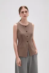 Chaleco sin mangas de corte sastrero, color marrón con diseño de rayas verticales finas. Presenta cuello redondo, cierre frontal con botones y dos bolsillos laterales simulados.