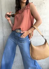 Musculosa terracota de lino con detalle de calado en el escote.