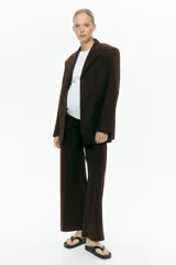 Pantalón ancho color marrón oscuro de punto grueso, de tiro alto y corte holgado con sección especial en la cintura para maternidad.