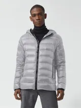 Campera puffer gris con capucha, cierre frontal con cremallera, bolsillos laterales y logo de la marca en el brazo izquierdo.
