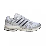 Championes Adidas Adistar Control de diseño técnico y deportivo, en color blanco con detalles plateados y las clásicas tres tiras de Adidas en negro sobre los laterales. Cuenta con una parte superior de malla transpirable, refuerzos sintéticos y una suela amortiguada de aspecto robusto.