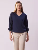 Blusa azul marino de gasa con escote en V y mangas largas con puño. Marca Sioni.