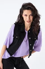 Chaleco de jean negro con cuello, bolsillos frontales y terminaciones desflecadas.