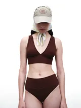 Top de bikini color marrón oscuro, con escote en V profundo y tirantes anchos, confeccionado en tejido acanalado.