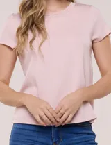 Remera celeste de manga corta, con cuello redondo y detalle calado en el rib del escote, de corte recto y ajuste cómodo.