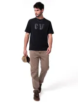 Remera negra de manga corta con el logo de CAT impreso en el pecho.