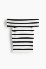 Top de punto acanalado con diseño a rayas horizontales en blanco y negro, escote estilo off-the-shoulder y ajuste entallado.