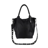 Maxi bolso tipo shopper color negro, confeccionado en cuero sintético. Tiene doble asa de hombro reforzada y correa desmontable con ojales metálicos. Incluye un neceser interior y cierre superior con imán doble.