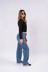 Pantalón wide leg de jean color azul medio, con tiro alto y corte amplio en las piernas.