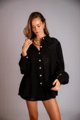 Camisa color beige de muselina con bordado en la parte delantera y mangas globo.