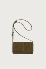 Bandolera de piel con acabado en serraje de color verde militar, solapa frontal con cierre magnético y correa ajustable para el hombro.
