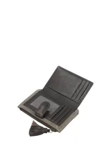 Billetera bifold Rockford, confeccionada en suede gris claro con compartimento frontal y solapa en cuero marrón oscuro. Cuenta con cierre de cremallera metálica con tirador de borla de cuero, cierre de broche magnético, múltiples ranuras para tarjetas y tecnología RFID.