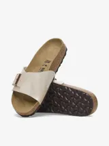 Sandalias Birkenstock Catalina color blanco perlado, con hebilla metálica color cobre y plantilla de corcho.