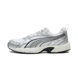 Championes Puma modelo Milenio Tech LT, color blanco con detalles metalizados en plateado y líneas negras. Cuentan con base de malla transpirable, suela acolchada y diseño deportivo de inspiración retro.