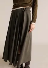 Falda midi de corte evasé en color verde oliva, con diseño de tablas, abertura frontal y cinturón integrado con cierre de hebilla metálica. Cuenta con cierre de cremallera lateral y trabillas en la cintura.