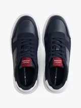 Zapatillas bajas Tommy Hilfiger de cuero napa color azul marino, con paneles texturizados, suela de EVA blanca dentada y detalles de la marca en el lateral y la lengüeta.