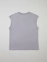 Musculosa negra de corte oversize, con cuello redondo y sisas amplias. Presenta un pequeño bordado blanco en el pecho.