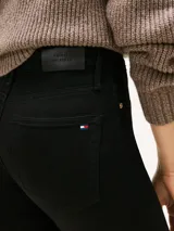 Jeans denim negros de talle alto y corte bootcut, con diseño clásico de cinco bolsillos, cierre de cremallera y botón, y detalles distintivos de Tommy Hilfiger.