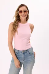 Musculosa rosa de rib, con cuello redondo y corte ajustado.