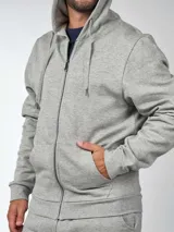 Campera gris de jogging con capucha y cierre frontal.
