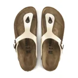 Sandalias Birkenstock modelo Gizeh, color blanco aperlado, con tira de dedo y hebilla lateral ajustable.
