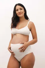 Pack de dos bombachas maternales de tiro alto, confeccionadas en algodón con refuerzo en la parte delantera y trasera para mayor sujeción. Presentan un diseño con faja delantera y terminaciones con puntilla en las piernas.