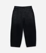 Pantalón de jean corte baggy, de tiro alto y pierna ancha, con diseño de cinco bolsillos, trabillas para cinturón y cierre frontal con botón y cremallera.