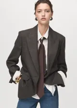 Corbata marrón de diseño clásico y largo tradicional, confeccionada en poliéster con acabado liso.