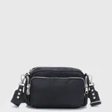 Cartera tipo bandolera Bubba color negro, con diseño de múltiples compartimentos con cierre metálico, correa ajustable y detalles de tachas en los extremos de la correa.
