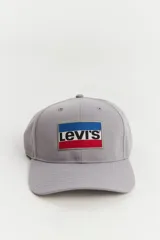 Gorra gris de algodón con visera curva y logo de Levi's bordado en el frente sobre un parche rectangular con fondo azul y rojo.