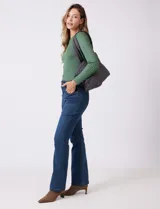 Bolso tipo tote de diseño capitoneado en color marrón, con doble asa para llevar al hombro y cierre mediante botón metálico. Cuenta con forro interno a tono y bolsillos organizadores en su interior.