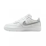 Championes Nike Air Force 1 Dance de corte bajo, confeccionados en cuero blanco con detalles texturizados. Presentan un diseño de swoosh lateral con acabado brillante y costuras visibles, manteniendo la estética clásica del modelo con suela de goma resistente.