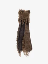 Bufanda tejida en punto grueso, dividida verticalmente en dos colores: beige claro y marrón. Presenta flecos largos y deshilachados en los bordes laterales.