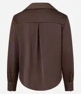 Camisa de satén color verde lima, con cuello inglés, cierre frontal con botones y mangas largas con puños abotonados. Presenta un acabado brillante y fluido.