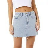 Minifalda de jean celeste claro con corte evasé y ruedo desflecado.