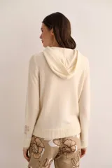 Hoodie color beige confeccionado en cashmere y lana, con capucha y bolsillo tipo canguro en el frente.
