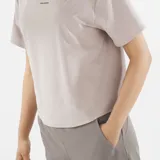 Remera Salomon de manga corta en color rosado, con cuello redondo y el logotipo de la marca impreso en pequeño en el centro del pecho.