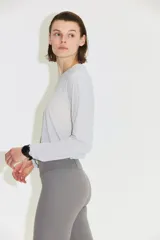 Mallas cortas de correr de talle alto y ajuste ceñido, color gris, con cintura ancha y bolsillo oculto en la parte trasera.