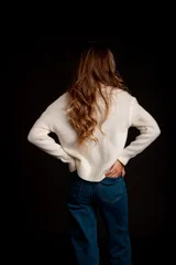 Suéter tejido de punto trenzado color salmón, con cuello alto y mangas largas. Corte ajustado al cuerpo.