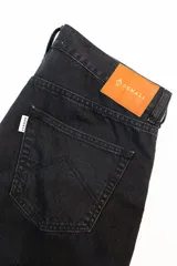 Jean negro de corte clásico con cinco bolsillos, botones color cobre y confeccionado en algodón 100% sin elastano.
